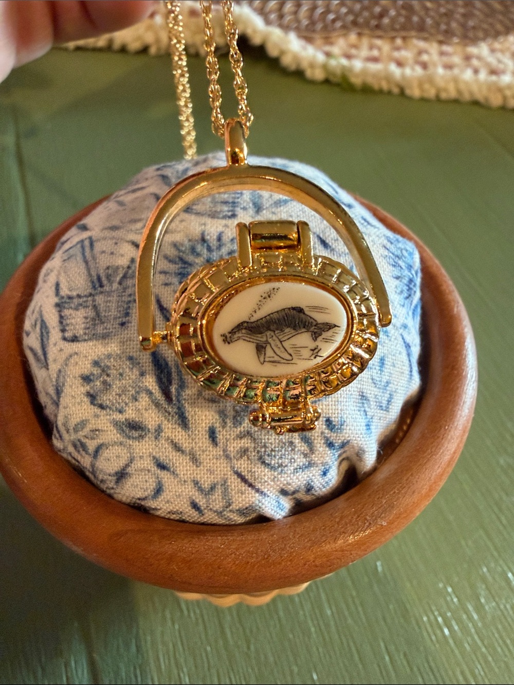 Gold Nantucket Basket Pendant with scrimshaw Whale by Linda Layden NWT & penny!